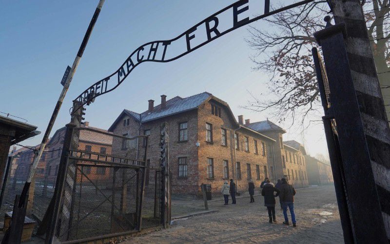 Policía polaca detiene a turista por hacer saludo nazi en Auschwitz
