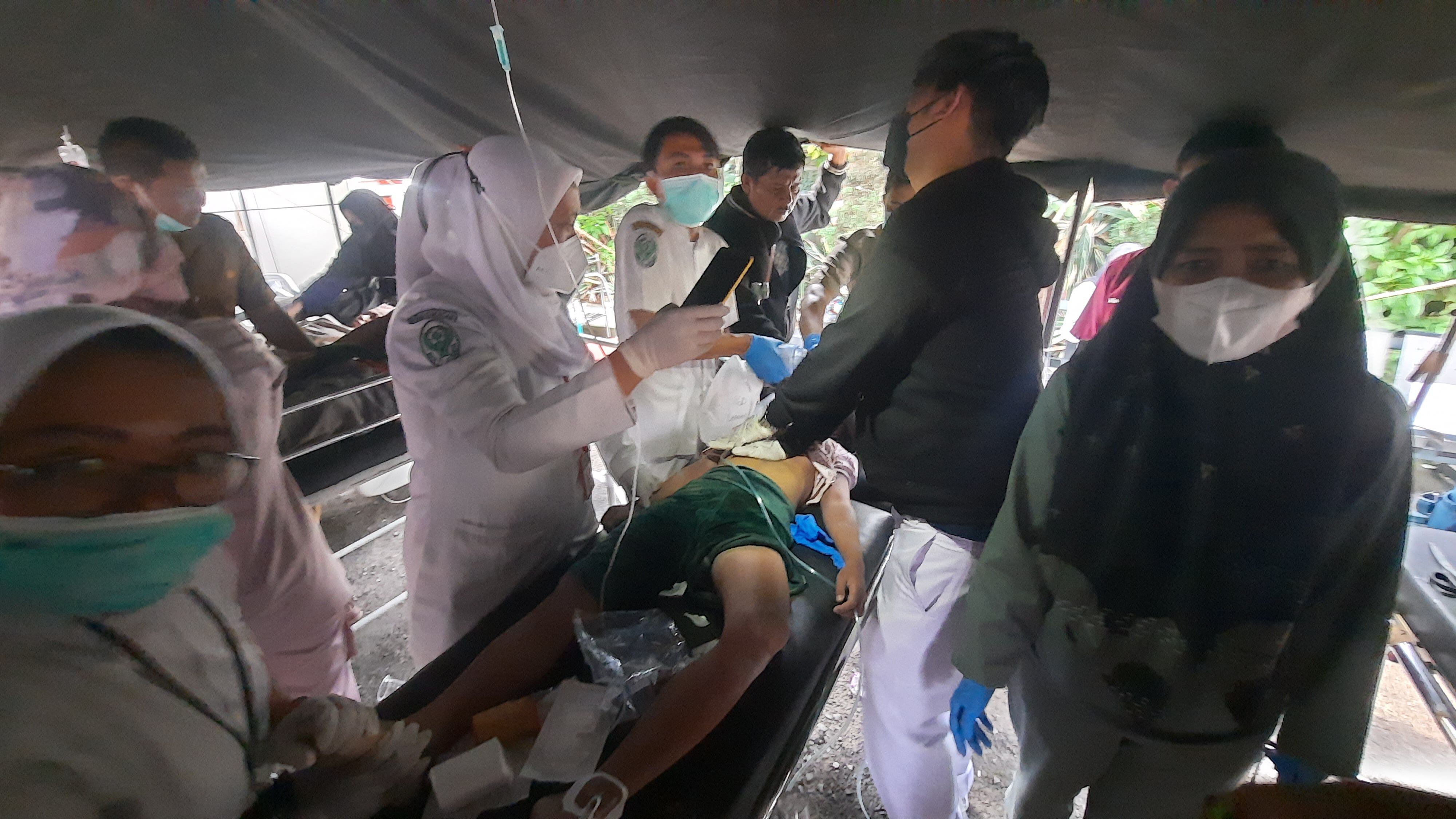 Una víctima del terremoto recibe tratamiento en un hospital de Cipanas, Java Occidental, Indonesia, el 21 de noviembre de 2022. Según la agencia de meteorología de Indonesia un sismo de magnitud 5,6 sacudió el suroeste de Cianjur, Java Occidental. 