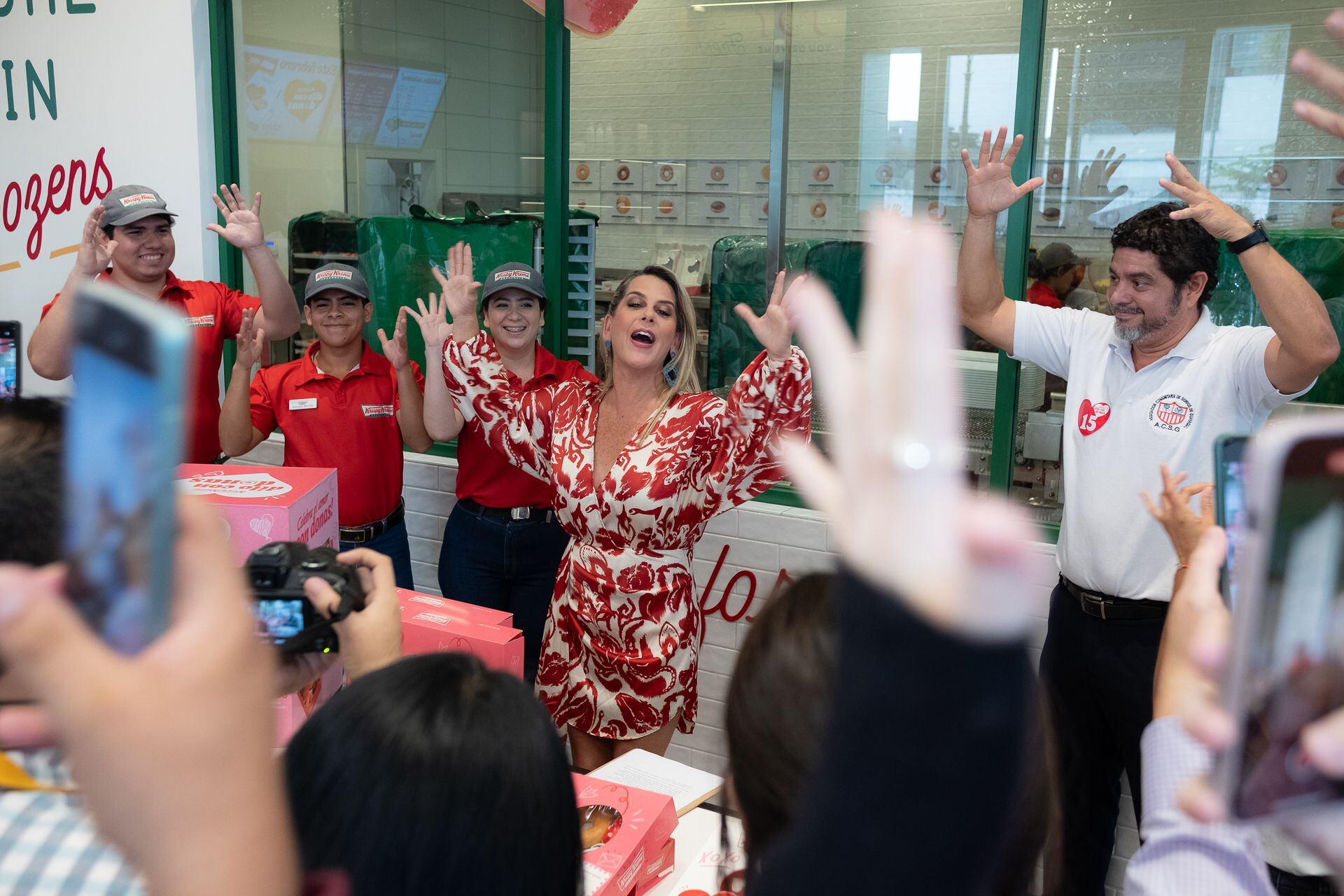 María del Rosario Gutiérrez, vocera de la campaña 'Dilo con donas', aplaude en lenguaje de señas.