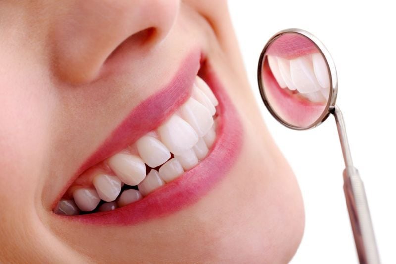 Las encías debilitadas y dientes separados son señales de la periodontitis. Foto: GETTY IMAGES
