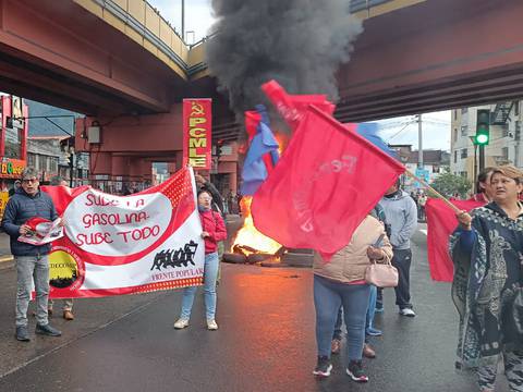 “Si sube la gasolina, sube todo”: UNE y otras organizaciones protestan y bloquean vías en Quito
