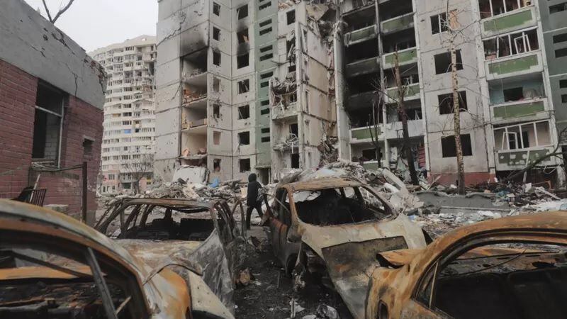 Ataques aéreos destruyeron edificios residenciales en Chernígov. EPA