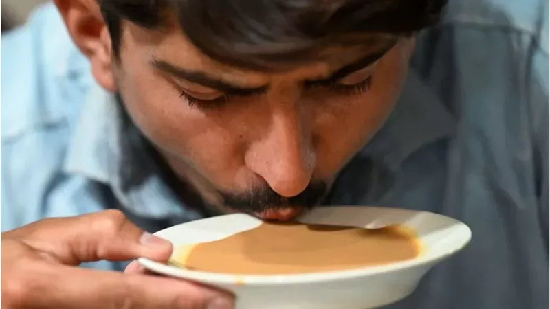 Pakistán es el mayor importador de té del mundo, conocido localmente como "chai", y paga más de 515 millones de dólares al año para traer el producto. Getty Images
