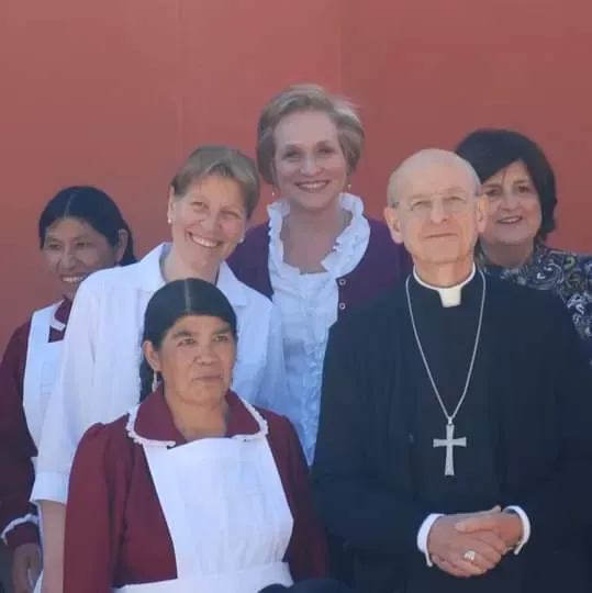 ALICIA TORANCIO Fernando Ocariz, actual prelado del Opus Dei, en Bolivia junto a numerarias auxiliares en una imagen de archivo.