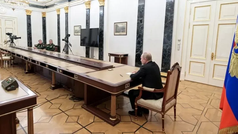 REUTERS/KREMLIN El presidente ruso a a menudo se muestra como una figura aislada. Esta imagen es del 27 de febrero de 2022.