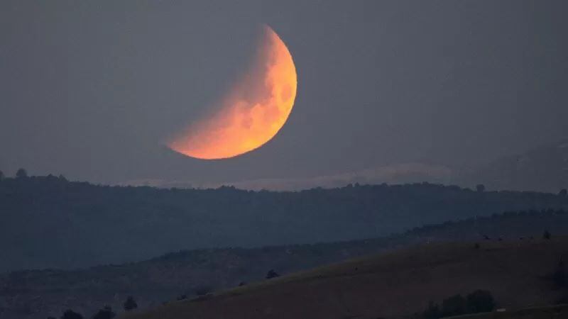 La superluna de sangre poniéndose en la República de Macedonia del Norte. EPA