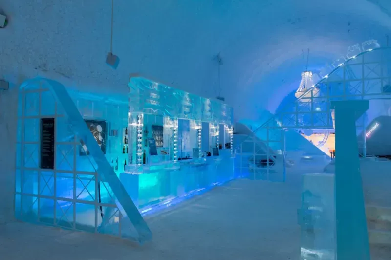 El hotel de hielo ICEHOTEL 365 está abierto todo el año y para mantenerlo congelado se utiliza energía solar. Getty Images