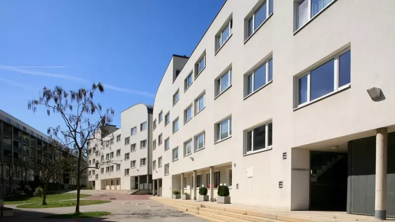La Frauen-Werk-Stadt I, en la calle Donaufelder 95-97 del distrito 21 de Viena, es el mayor ejemplo de vivienda y urbanismo adaptado a las mujeres en Europa. CORTESÍA DE LA OFICINA DE URBANISMO DE VIENA