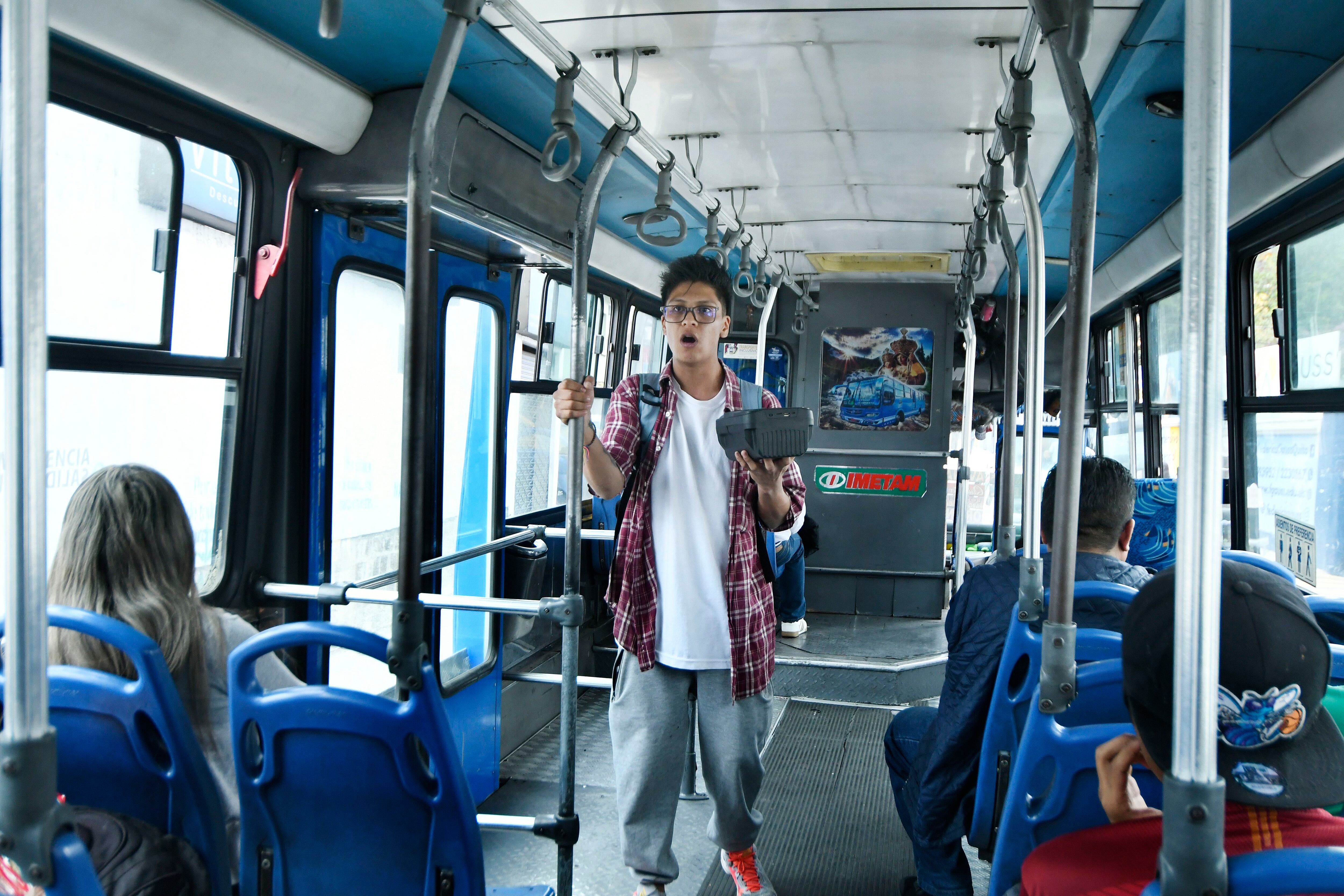 QUITO.- Santiago Toaquiza, artista urbano, mientras canta en un bus en el norte de la capital.