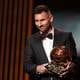 ¡Llegó el octavo! Lionel Messi obtiene el Balón de Oro y es reconocido como el mejor futbolista del año