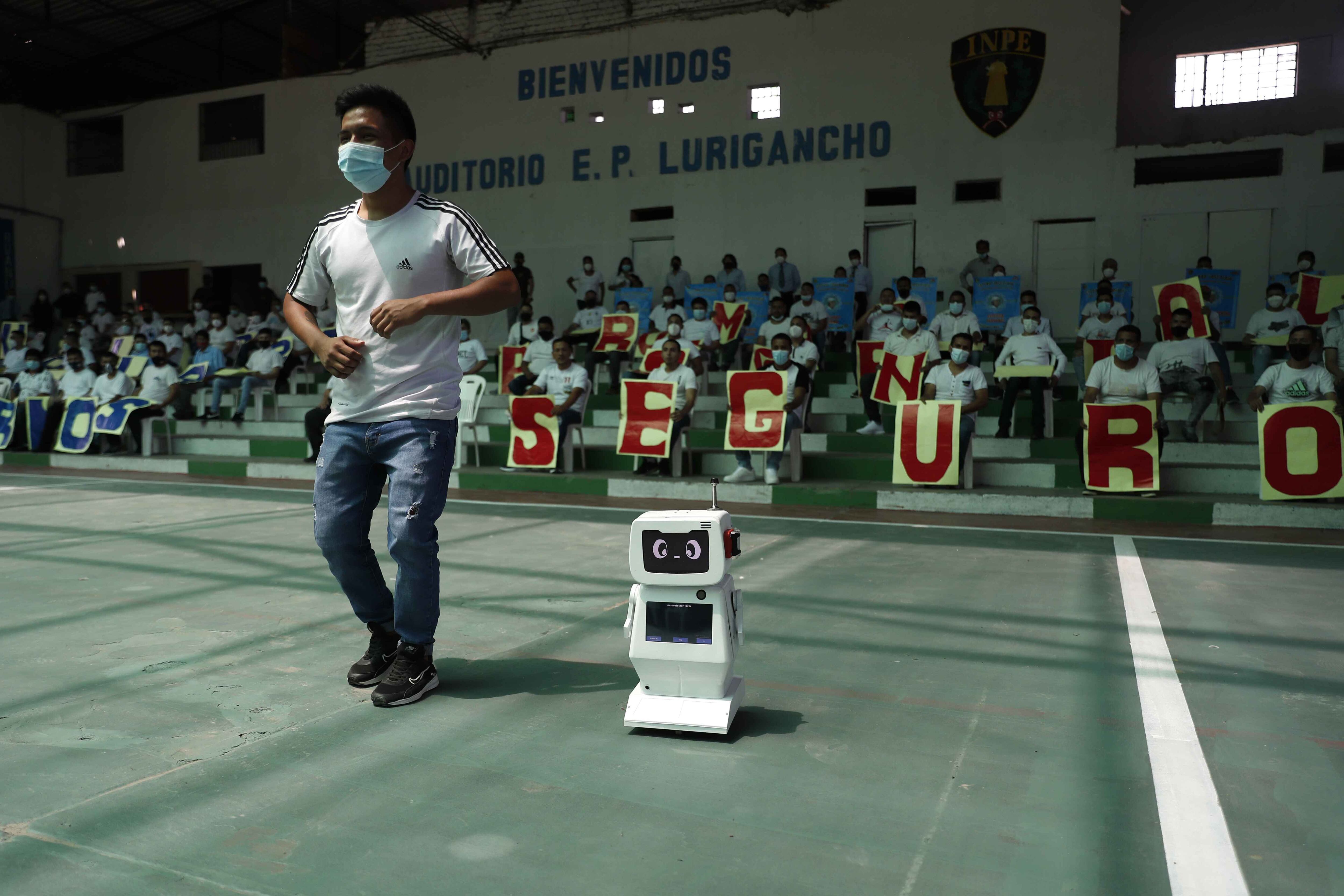 Un recluso participa en una actividad junto al robot 'Jovam', el 16 de marzo de 2022, en la cárcel de Lurigancho, en Lima (Perú). EFE/Paolo Aguilar 