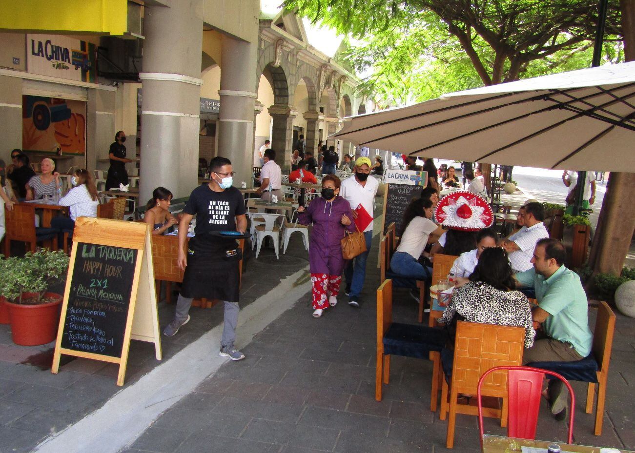 Restaurantes constan entre los comercios que han podido reactivarse con mayor facilidad en zonas de Guayaquil, como en la calle Panamá. Foto: Diario Qué