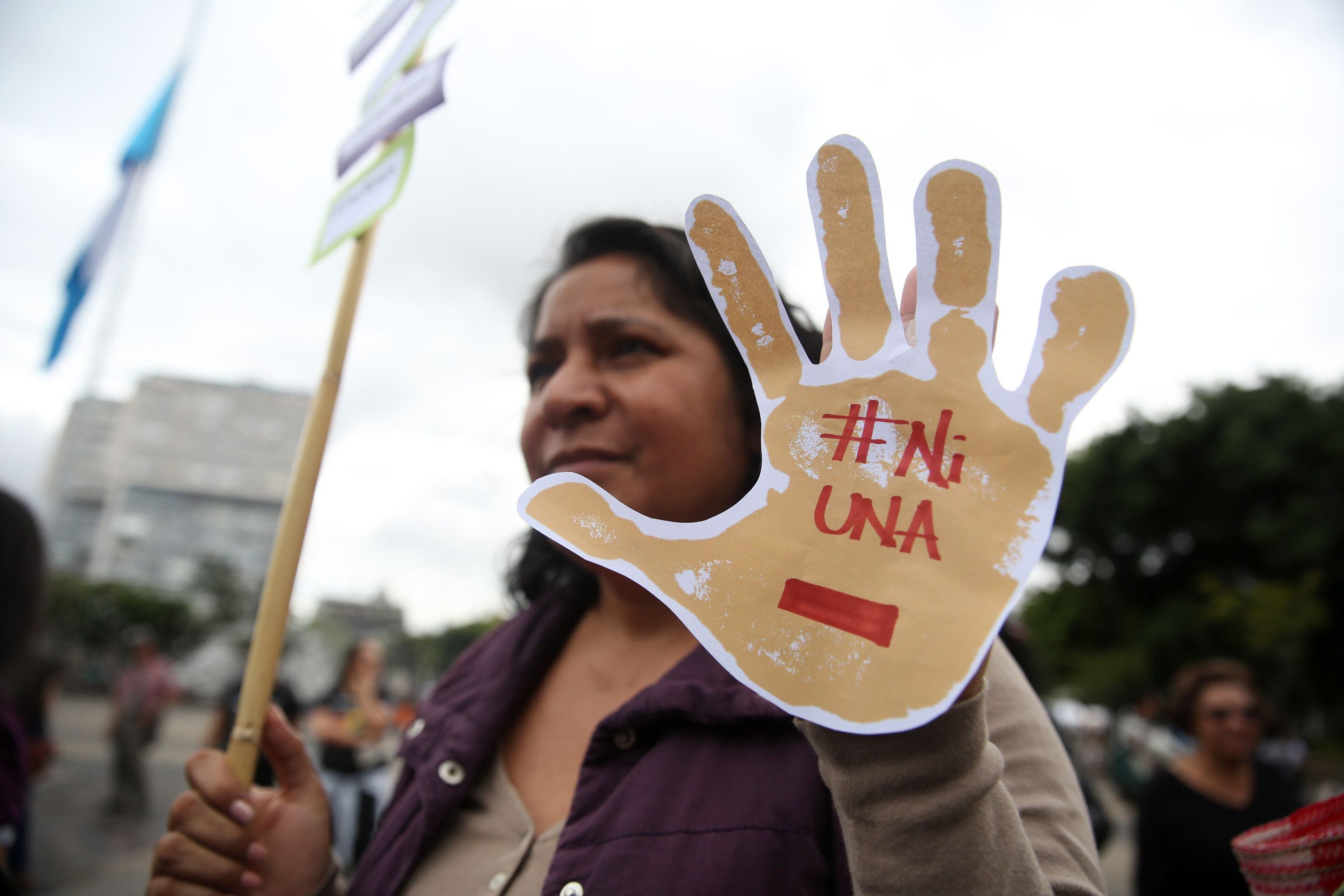 Mujeres participan en una marcha como protesta y para exigir seguridad para las mujeres del país, en Ciudad de Guatemala, en una fotografía de archivo. EFE/Esteban Biba 