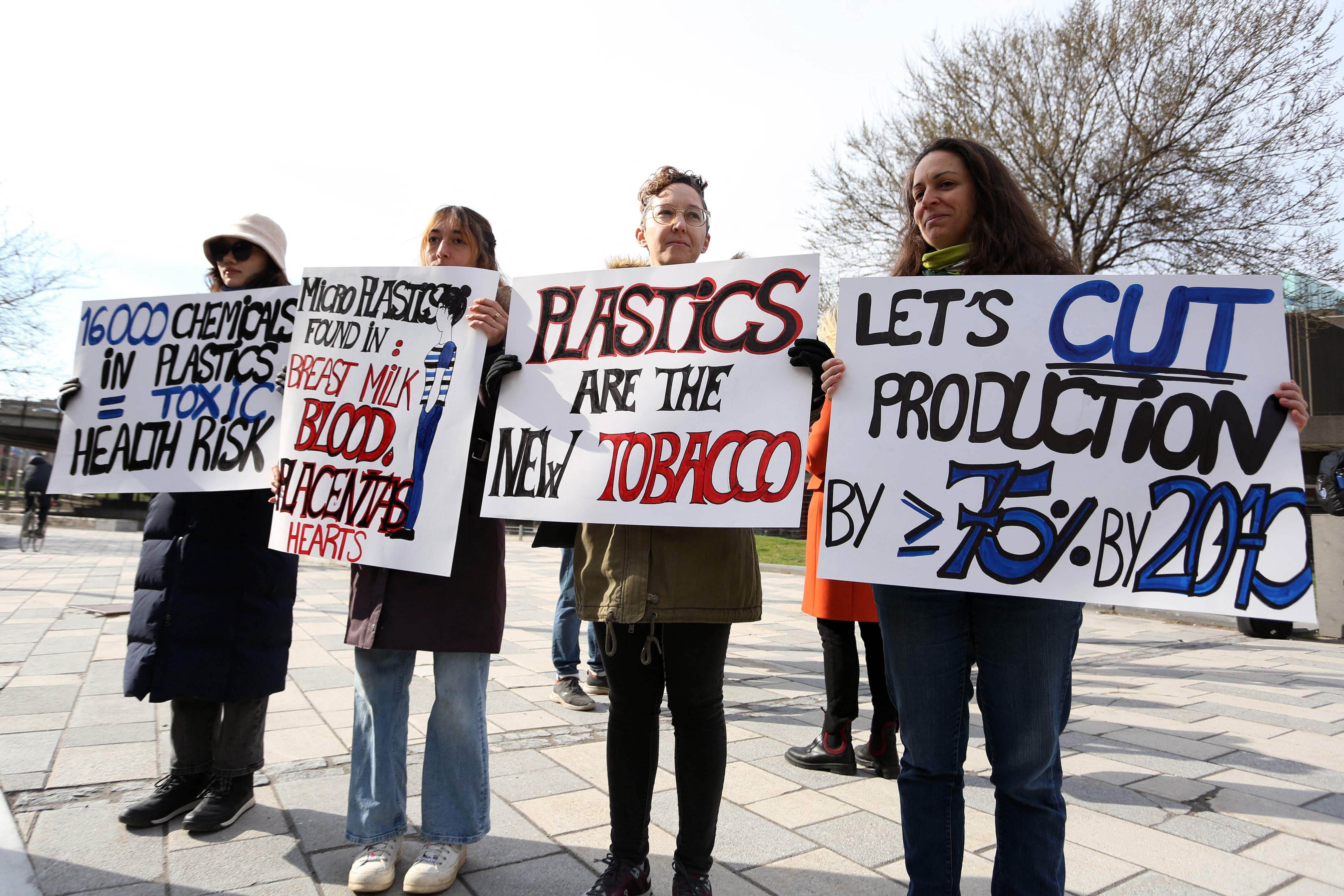 Miembros de Greenpeace piden la reducción en la producción de plásticos ("el nuevo tabaco") en un 75 % para 2040. 