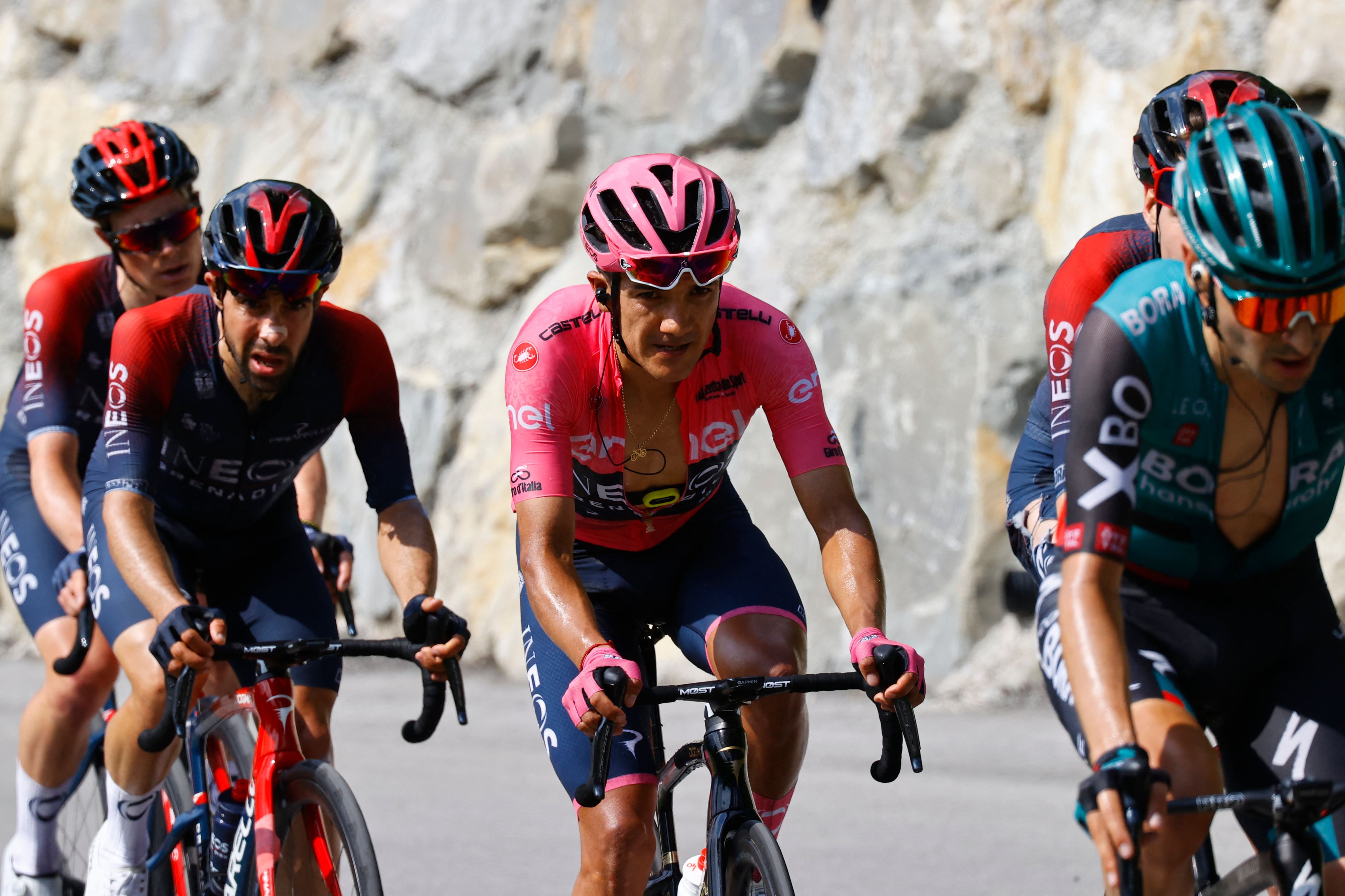 Carapaz salva la 'maglia' rosa en Castelmonte; Koen Bouwman gana la etapa 19