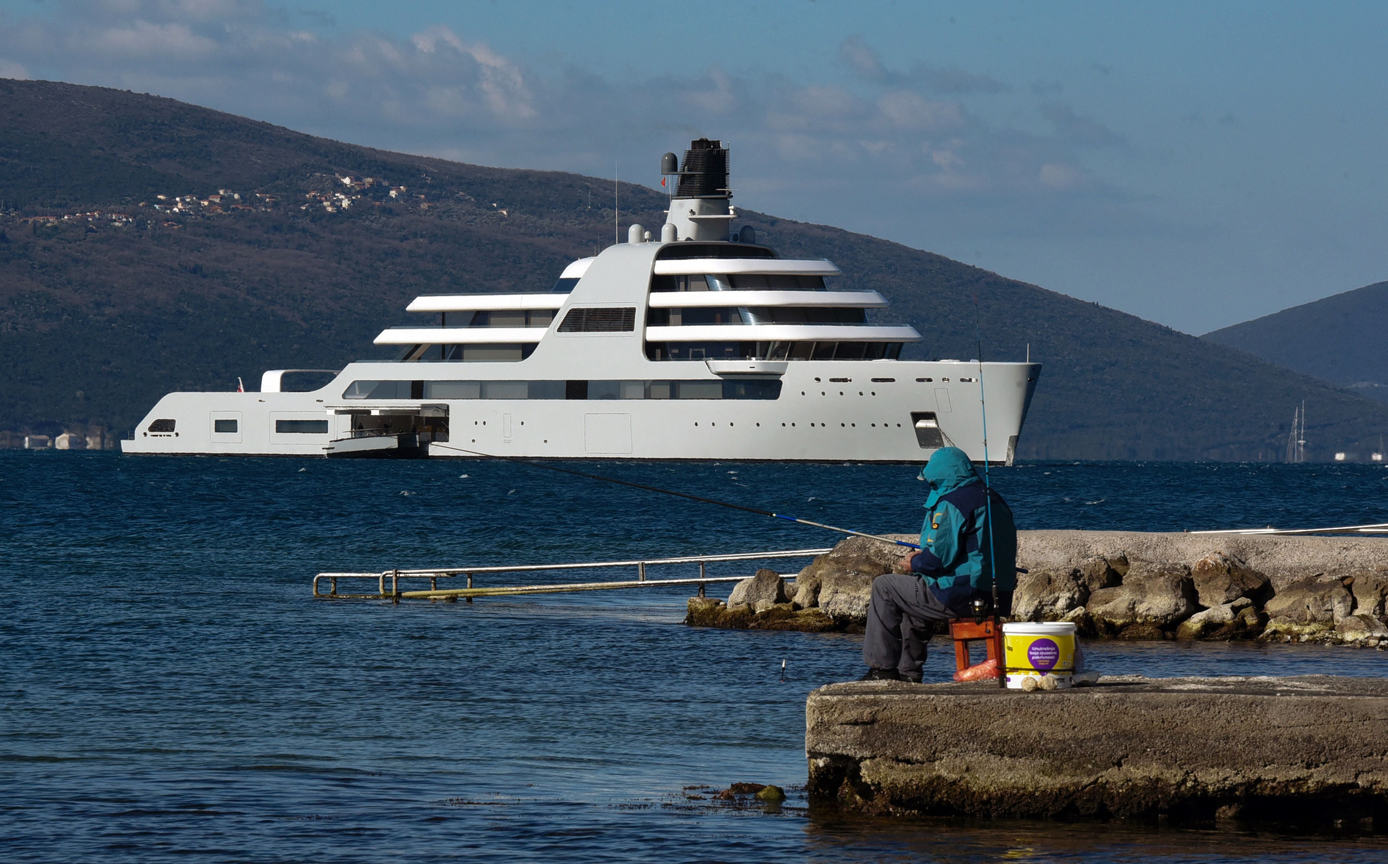 Foto de archivo del superyate Solaris, propiedad del oligarca ruso Roman Abramovich, que está bajo sanciones del Reino Unido, navega hacia el puerto deportivo de yates de lujo Porto Montenegro, cerca de la ciudad montenegrina de Tivat, en la costa del Adriático, el 12 de marzo de 2022. (Foto de SAVO PRELEVIC / AFP)