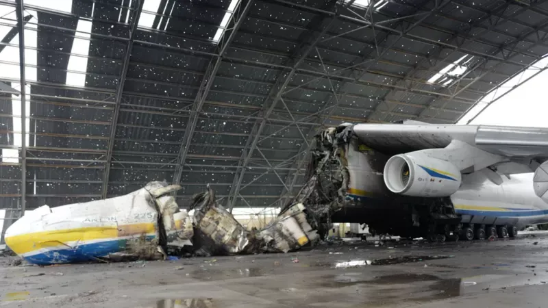 El avión más grande del mundo, el Mriya, era símbolo de orgullo de Ucrania. Así quedó destruido. BBC/JEREMY BOWEN