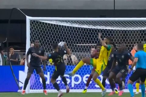 Conmebol tilda de ‘incorrecta’ la decisión del árbitro Cristian Garay en la jugada polémica de Alan Franco ante Jamaica