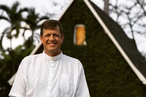 El sacerdote Felipe Ríos presenta su libro ‘Sin atajos’ en Guayaquil, este jueves, 13 de junio