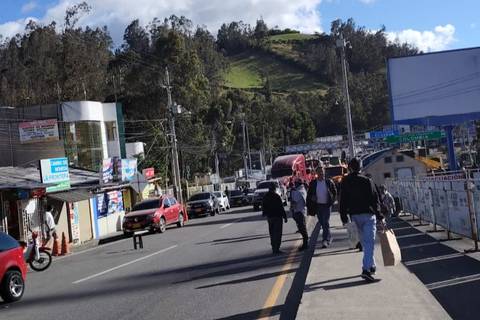 Transportistas de Colombia realizan plantón en el puente Rumichaca