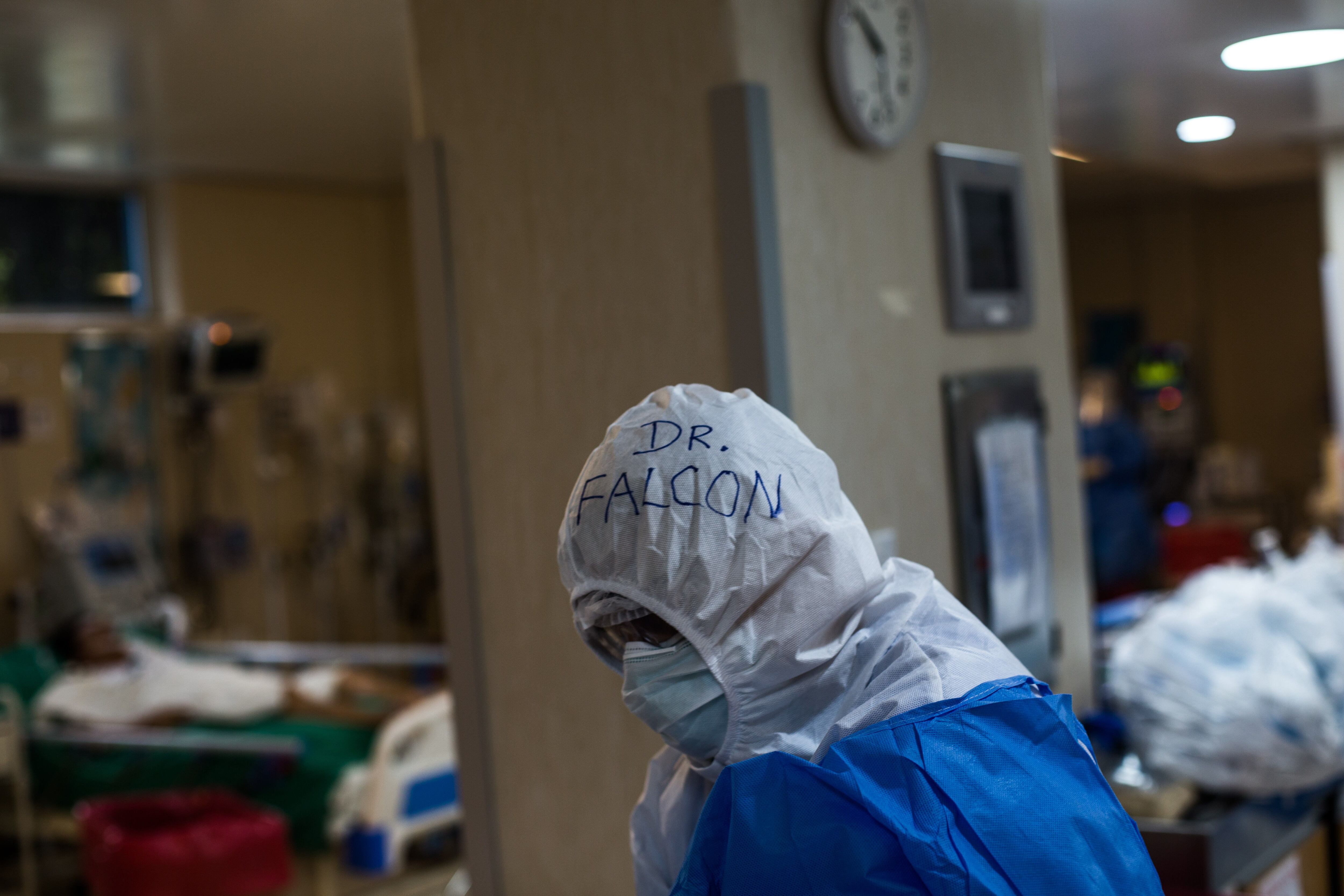 Detalle del equipamento médico que utiliza un doctor, en el Hospital Guillermo Almenara de Lima (Perú), en una fotografía de archivo. EFE/ Sergi Rugrand 