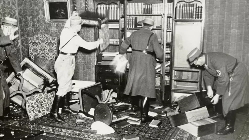 Oficiales nazis tiran libros de una estantería. ARCHIVO YAD VASHEM