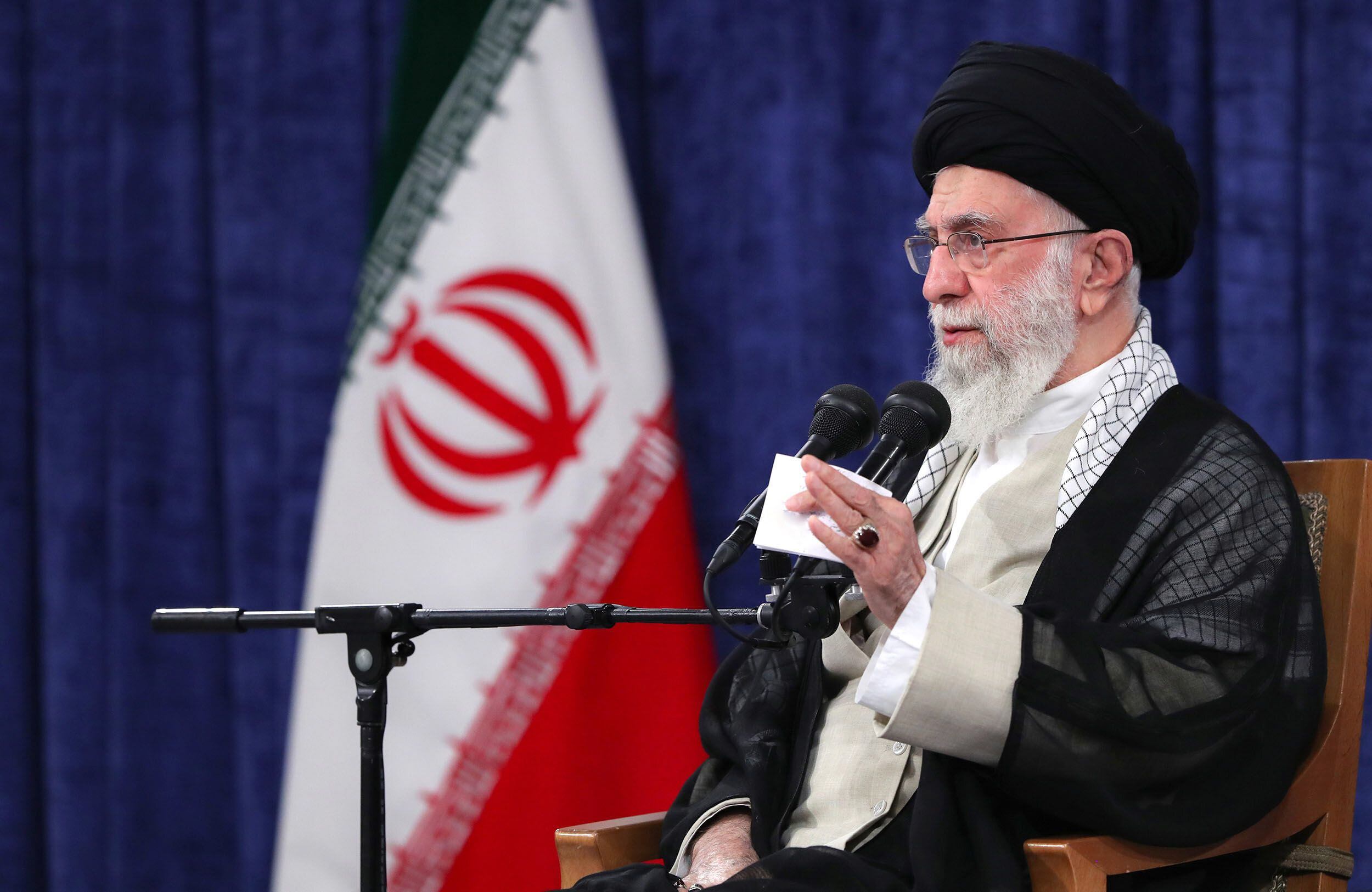 Una foto proporcionada por la oficina del líder supremo iraní muestra al líder supremo iraní, el ayatolá Ali Khamenei, hablando durante una reunión con miembros del Consejo de Discernimiento de Conveniencia iraní en Teherán, Irán.