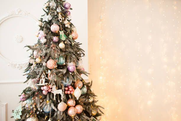 Árbol de Navidad decorado en tonos pasteles.