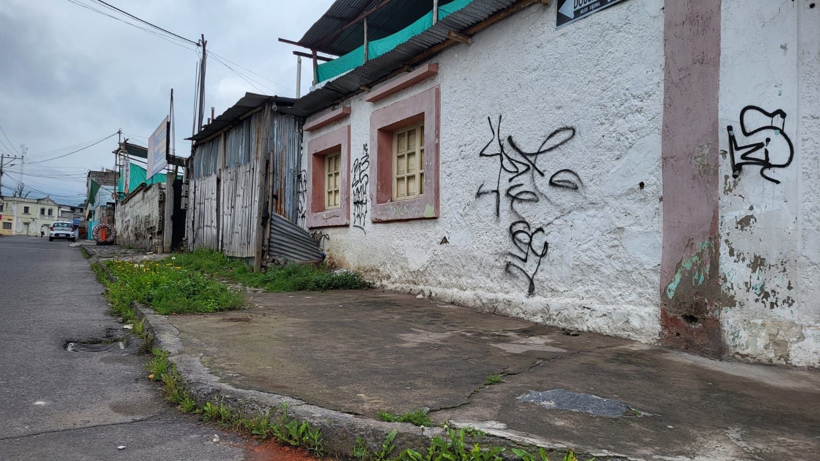 Municipio de Quito propone una campaña antes de multar a quienes no limpien el frente de sus casas