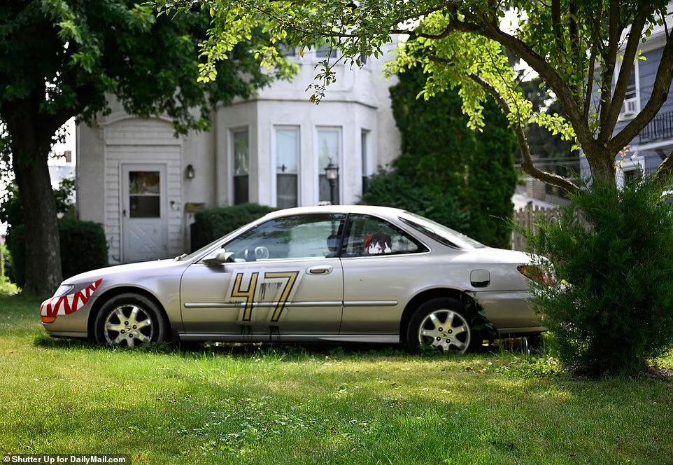 Un vehículo con lo snúmeros 47 se puede observar la exterior de la casa donde residía Bobby Crimo. Aún no ha sido acusado y es considerado 'persona de interés' en el caso.