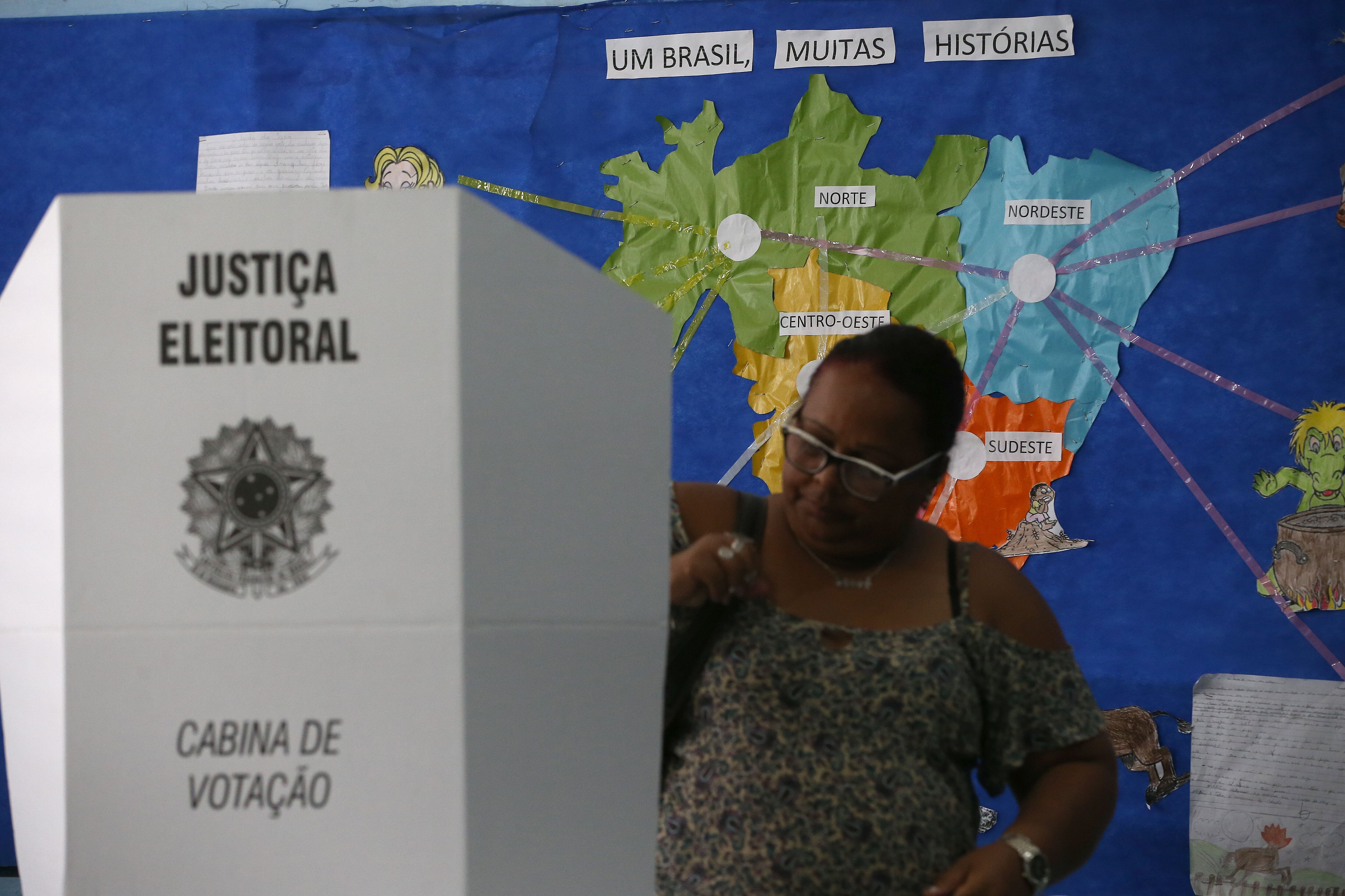 Fotografía de archivo de una mujer que acude a votar en Río de Janeiro (Brasil). 