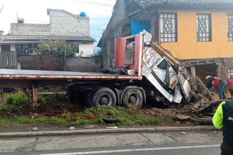 Dos personas fallecidas tras impacto de tráiler contra una vivienda en Mejía, Pichincha