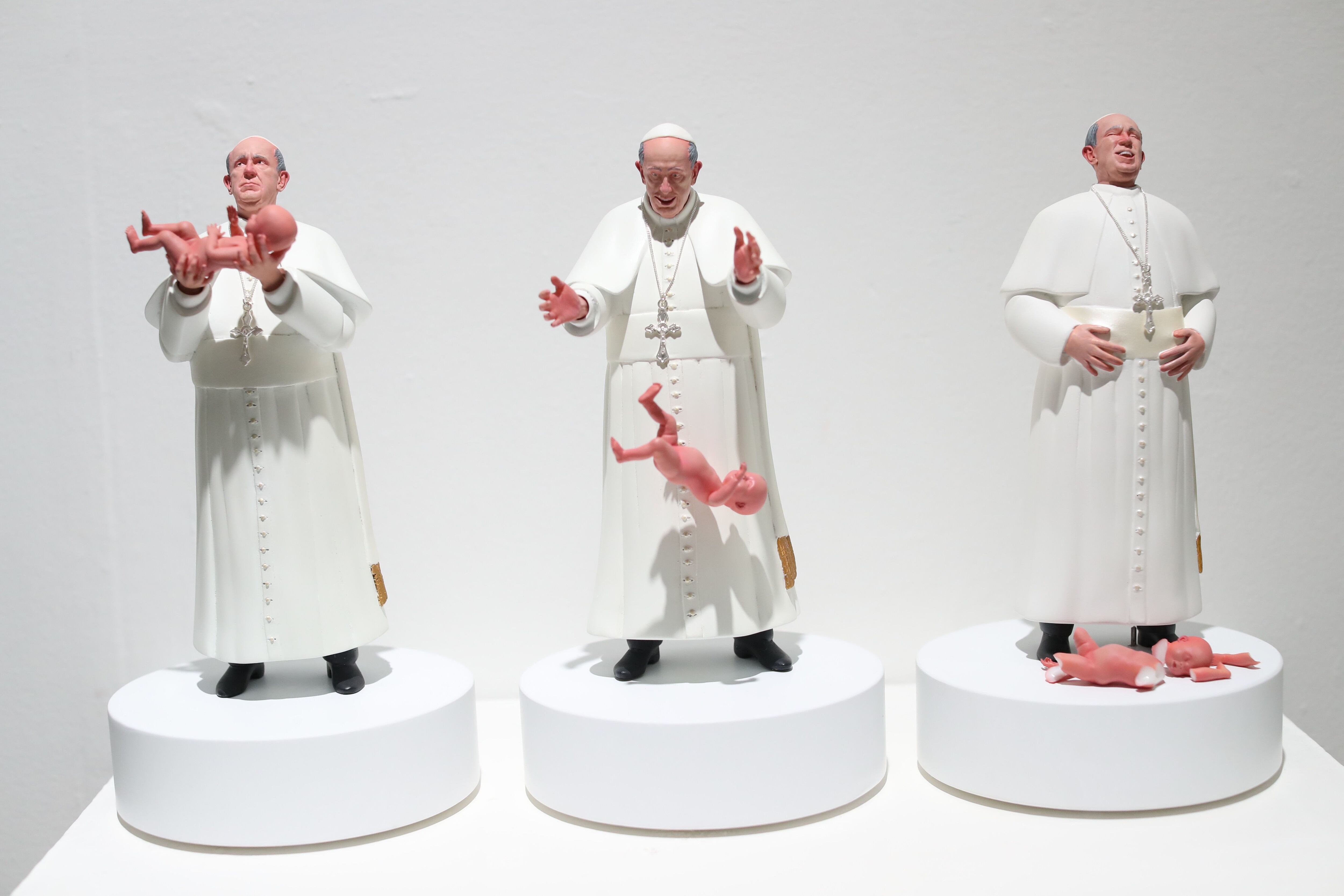  Una escultura en tríptico en la que la figura del papa Francisco, creada por el artista chileno Pablo Maire, deja caer a un bebé. EFE/ Sáshenka Gutiérrez 