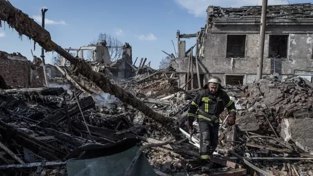 Devastación por los bombardeos en la ciudad de Járkiv, donde viven los tíos de Oksana Savenko.