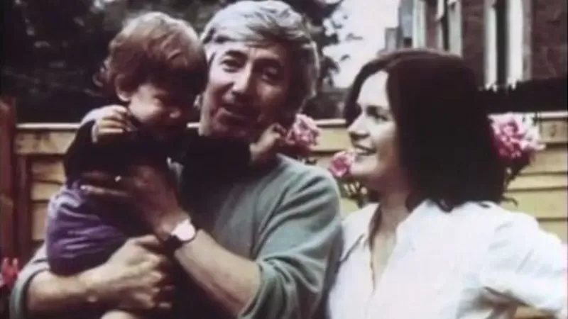 Markov era un conocido escritor en Bulgaria, de donde desertó en 1969. Aquí se le ve con su esposa, Annabel, y su hija, Alexandra-Raina. BBC