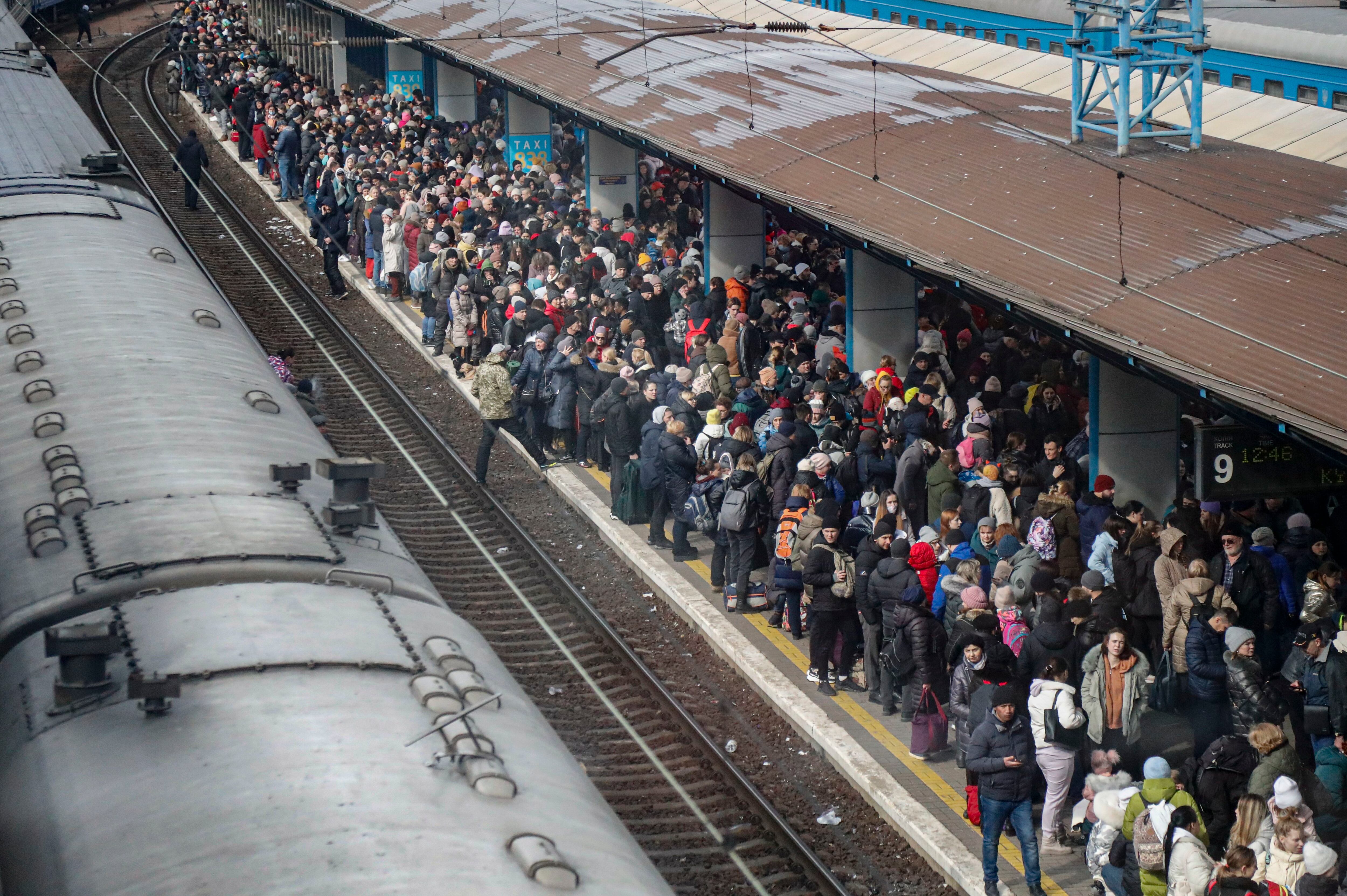 Kiev (Ucrania), 03/04/2022.- Numeroso público se reúne en la estación principal de tren mientras intentan huir de Kiev, Ucrania, este viernes. Según las Naciones Unidas (ONU), al menos un millón de personas han huyó de Ucrania a los países vecinos desde el comienzo de la agresión militar de Rusia el 24 de febrero de 2022. EFE/ZURAB KURTSIKIDZE 