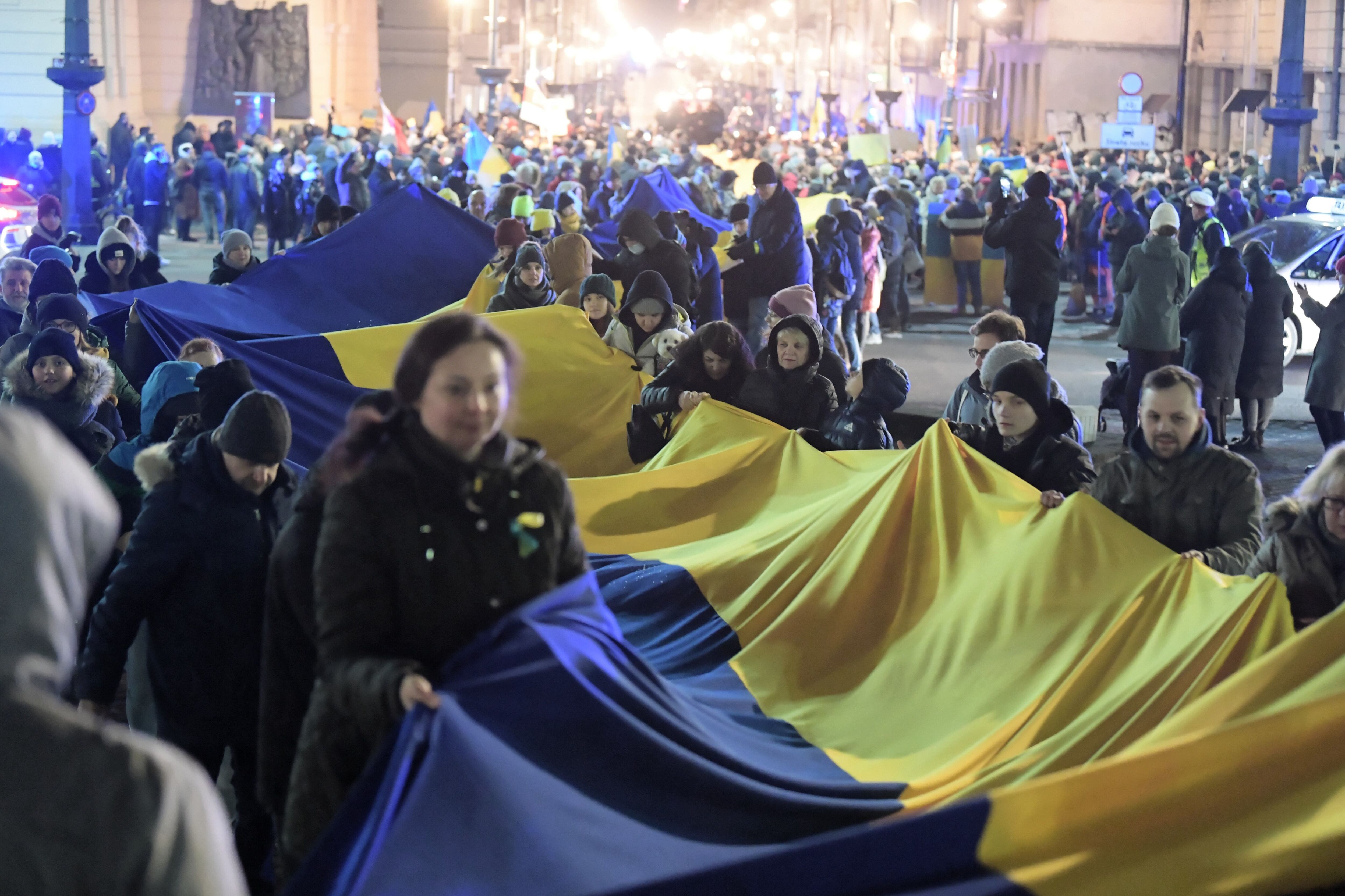 Manifestantes portan una bandera ucraniana de varios cientos de metros de largo durante la marcha bajo el lema '¡Alto a la guerra!' en Freedom Square en Lodz, Polonia, 04 de marzo de 2022. EFE/EPA/GRZEGORZ MICHALOWSKI