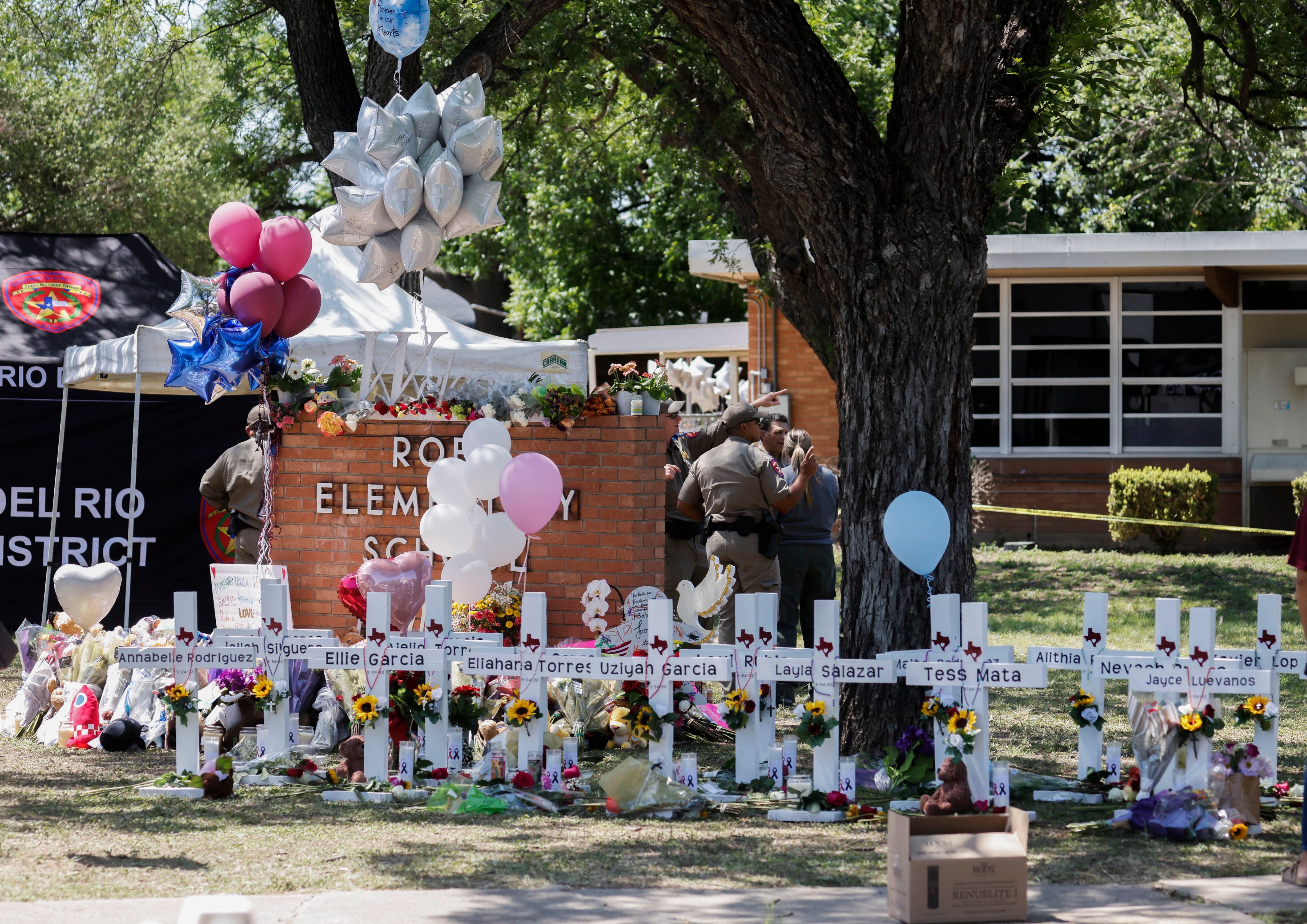 La primaria de Uvalde en Texas, vivió una masacre con la muerte de los niños de un 4to grado y dos de sus maestras. (Estados Unidos) EFE/EPA/TANNEN MAURY 