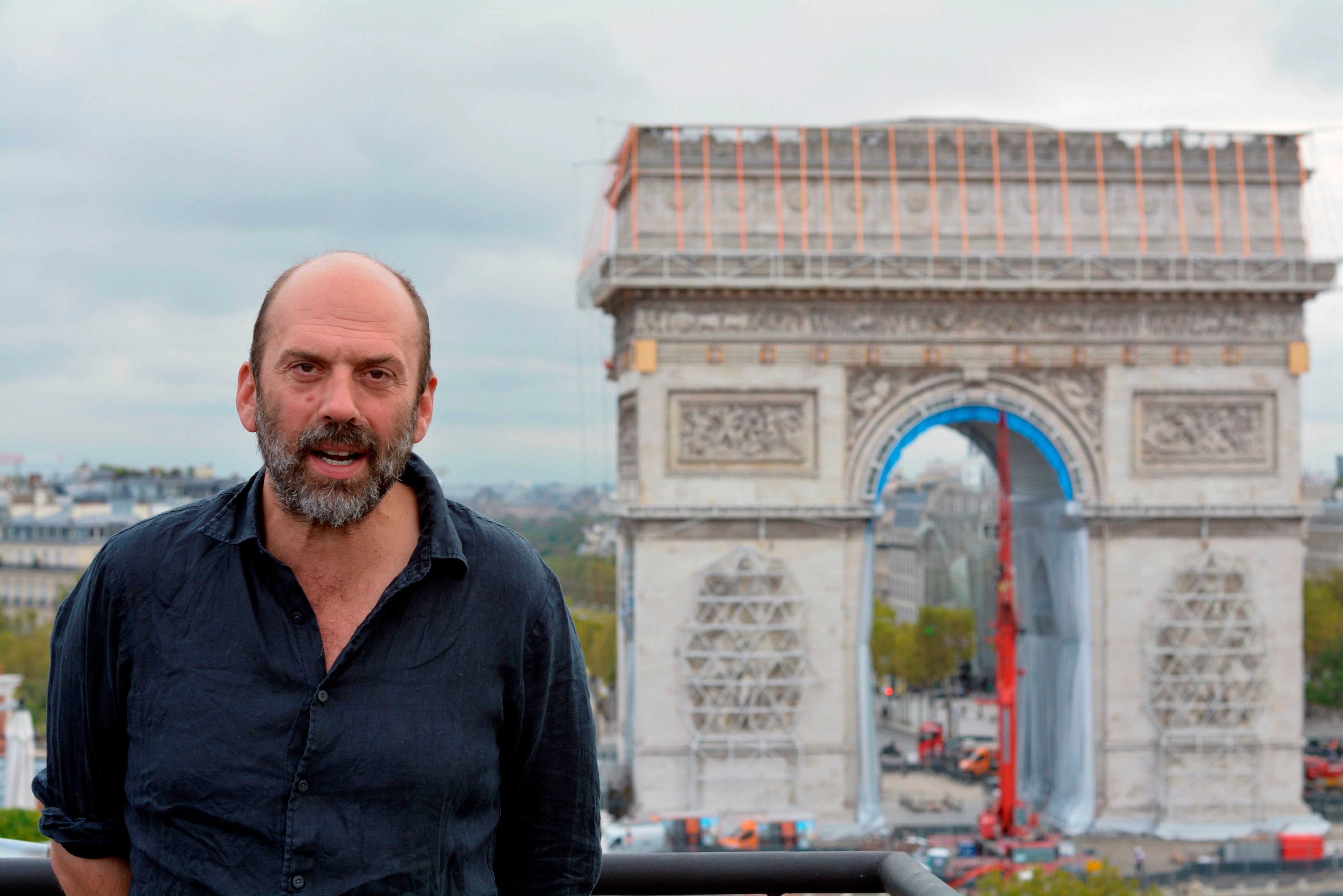 El sobrino del artista Christo, Vladimir Yavachev junto al Arco de Triunfo de París durante las obras del proyecto "L'Arc de Triomphe empaqueté", del artista búlgaro Christo, fallecido en 2020, que se está realizando de forma póstuma. EFE/ Rafa Cañas
