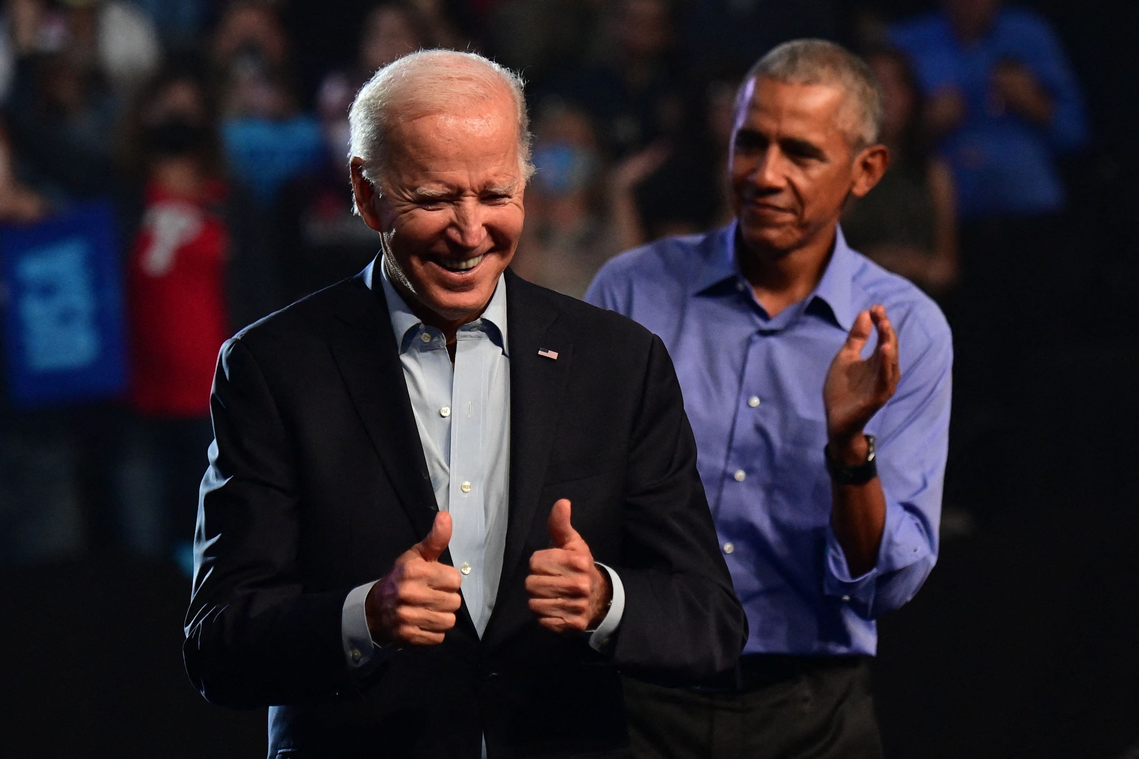 PHILADELPHIA. Joe Biden (i) y Barack Obama, durante un mitin político en apoyo a sus candidatos al senado estadounidense. Foto AFP