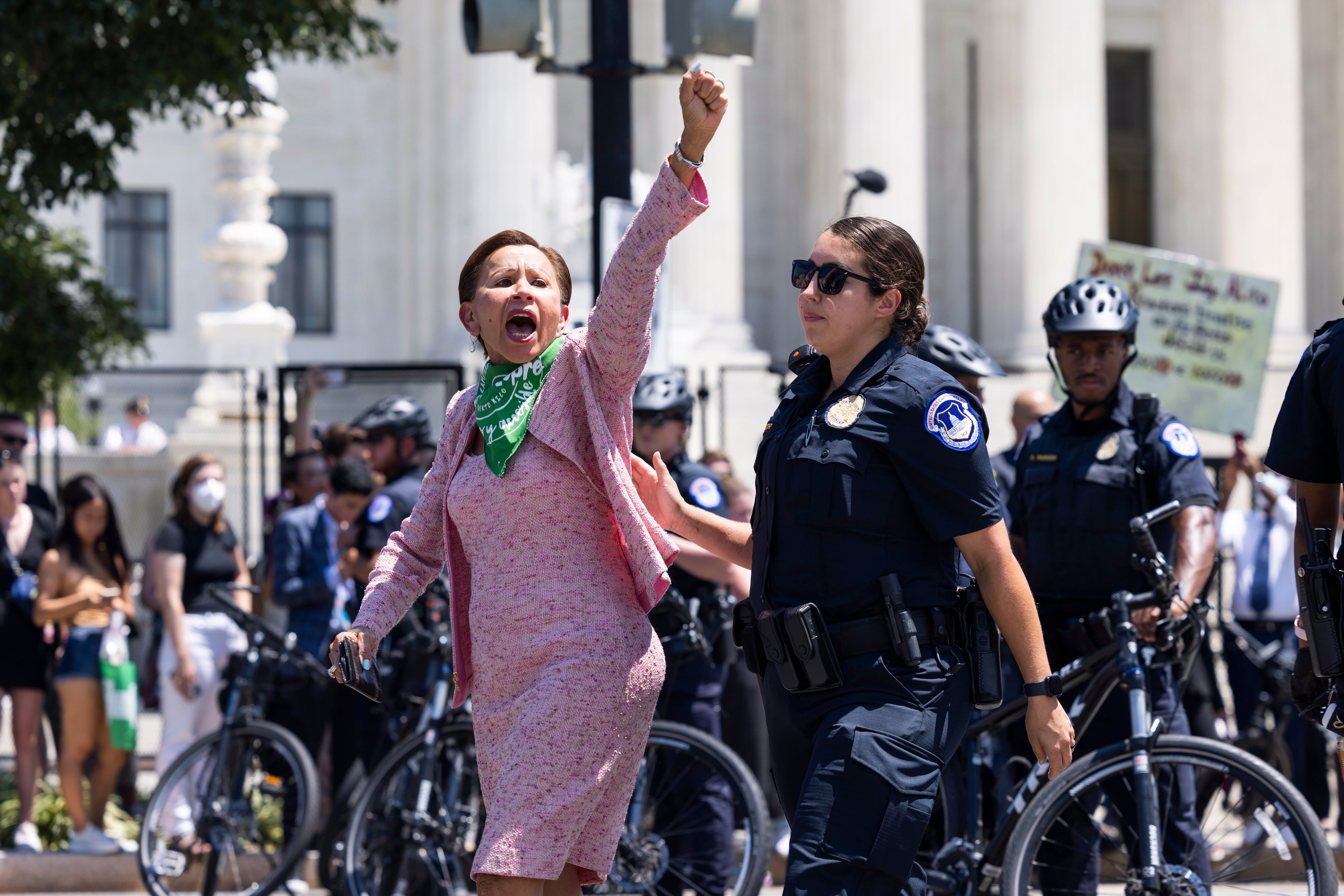 Varias congresistas demócratas son arrestadas durante una protesta a favor del aborto en Washington