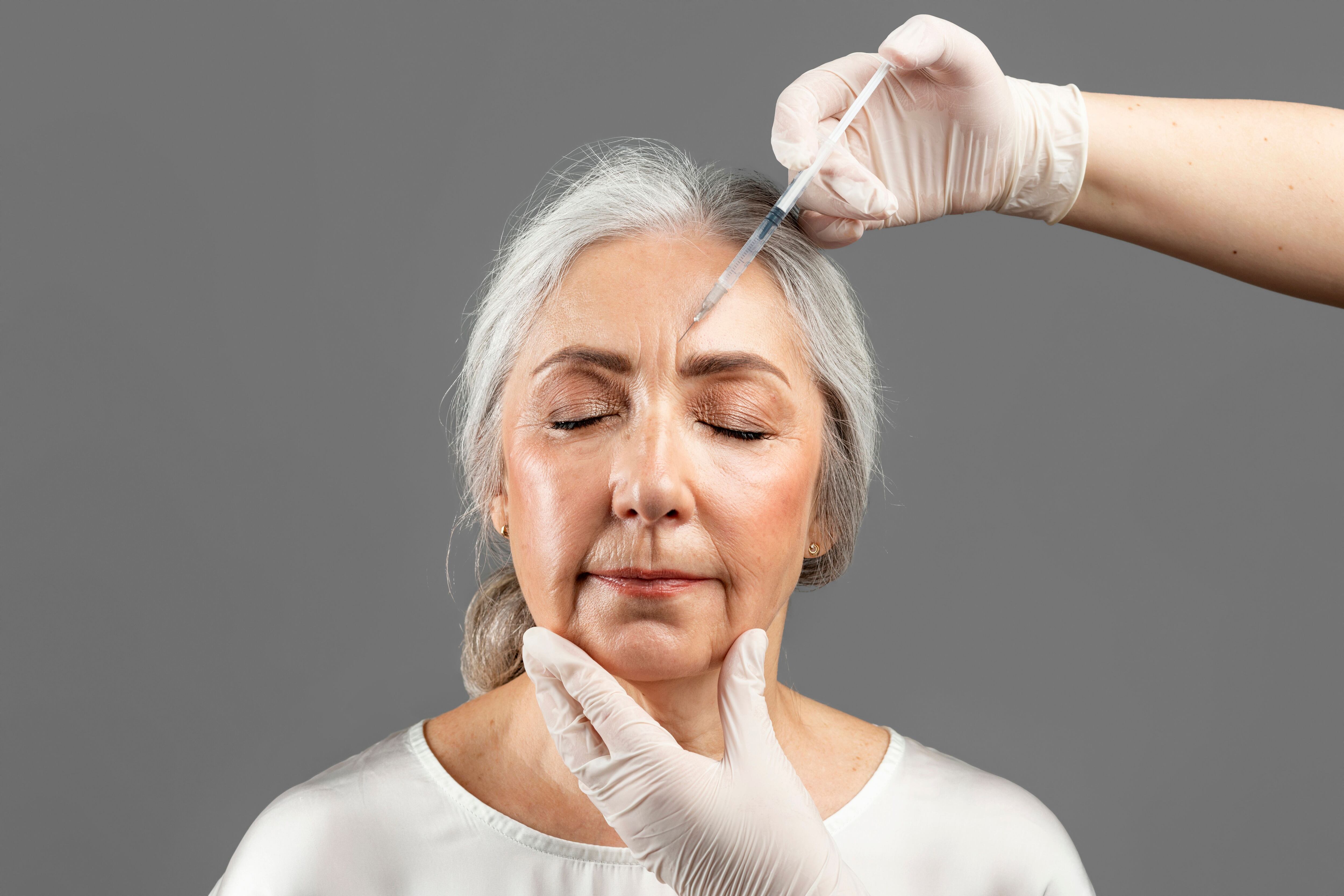 No hay edad para realizarse tratamientos por armonización facial, aunque especialistas recomiendan empezar a colocarse toxina botulínica preventiva desde los 23 años para retrasar el envejecimiento.