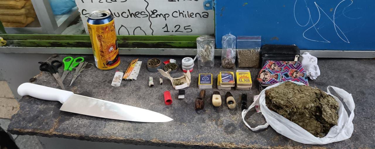 Cuchillos, pipas, tijeras y droga fueron decomisados en una estación de Ecovía, en el norte de Quito