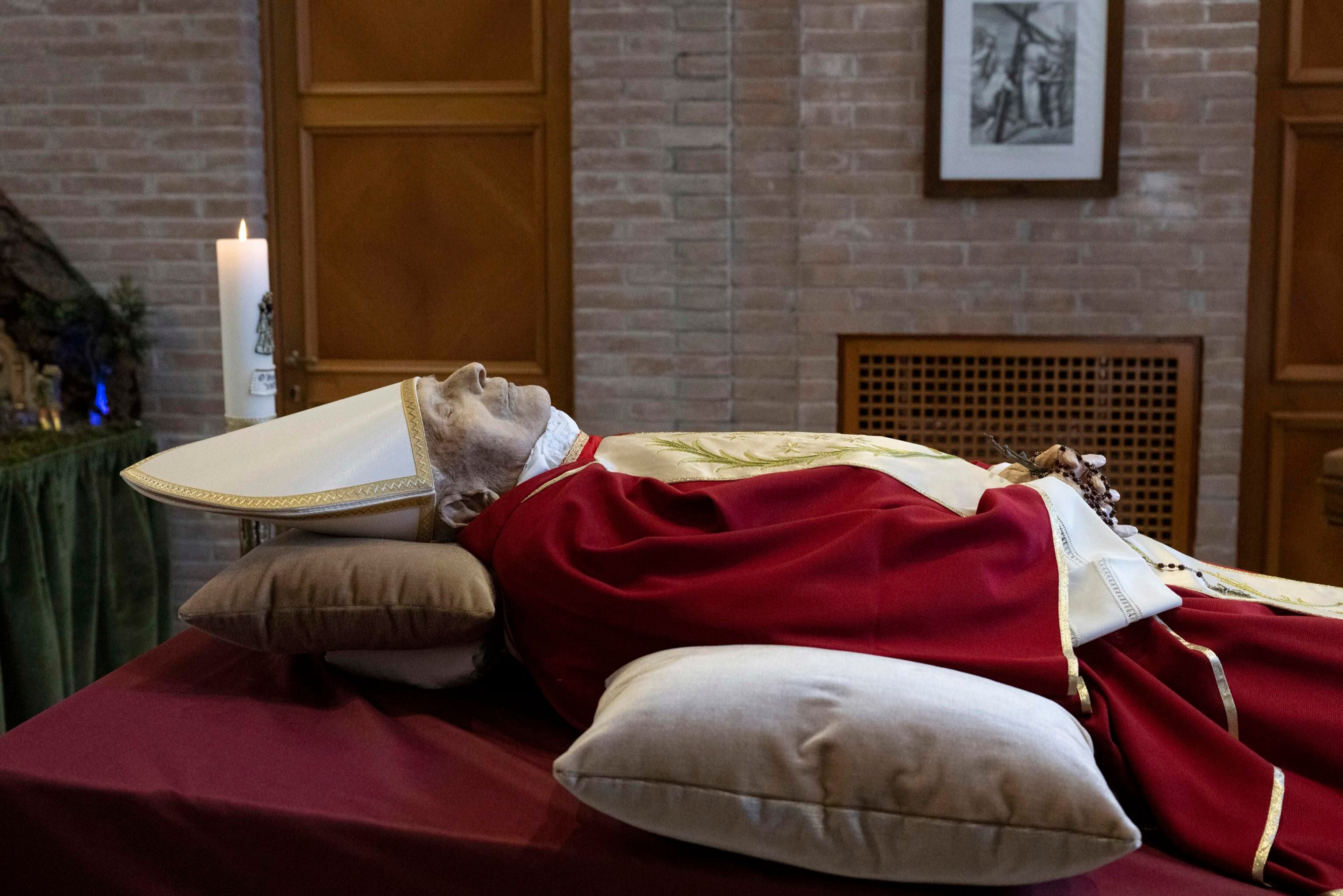 El cuerpo de Benedicto XVI. EFE/EPA/VATICAN MEDIA 