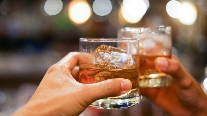 ¿Por qué beber alcohol aumenta el riesgo de cáncer?