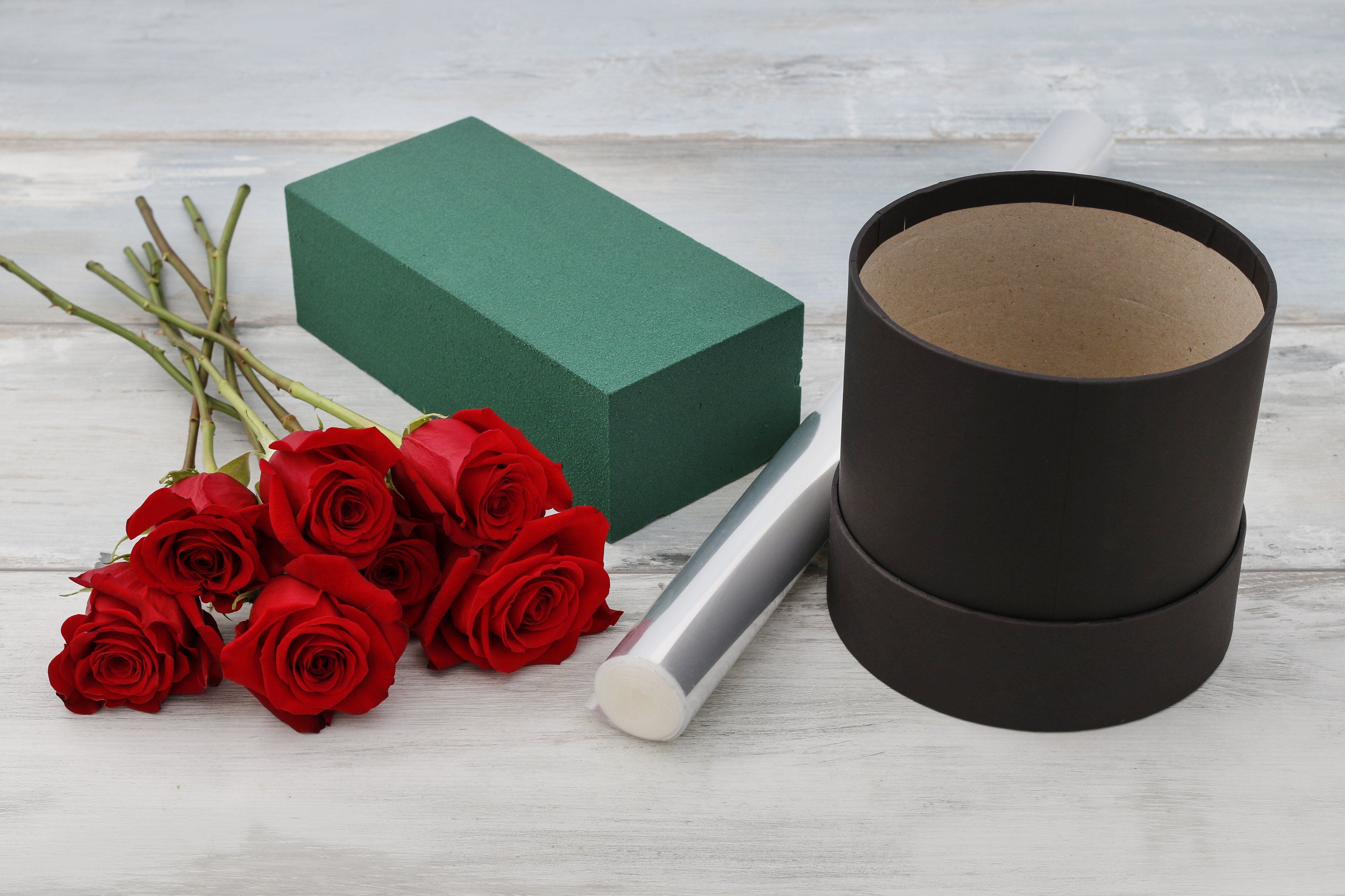 Para una caja de rosas necesitas: un ramo de rosas de su color favorito, papel celofán, espuma floral y una caja gruesa.