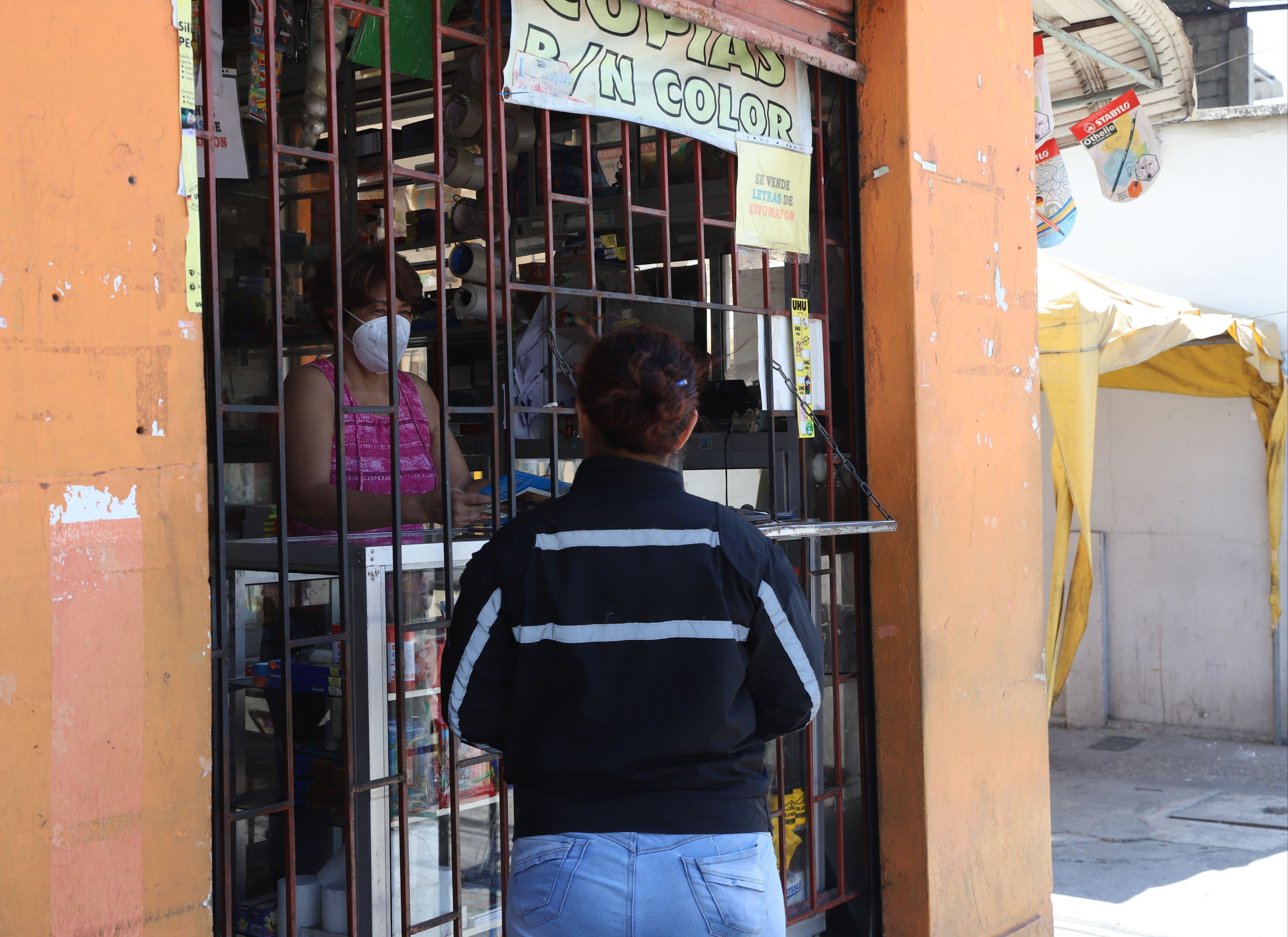 Blanca Pozo atiende su librería en la cdla. Martha de Roldós. Cuenta que de a poco se reactiva el comercio en la zona, aunque las ventas aún no son buenas como ocurría antes de la pandemia. Foto: José Beltrán