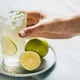 Los verdaderos beneficios de tomar agua con limón, según una nutricionista