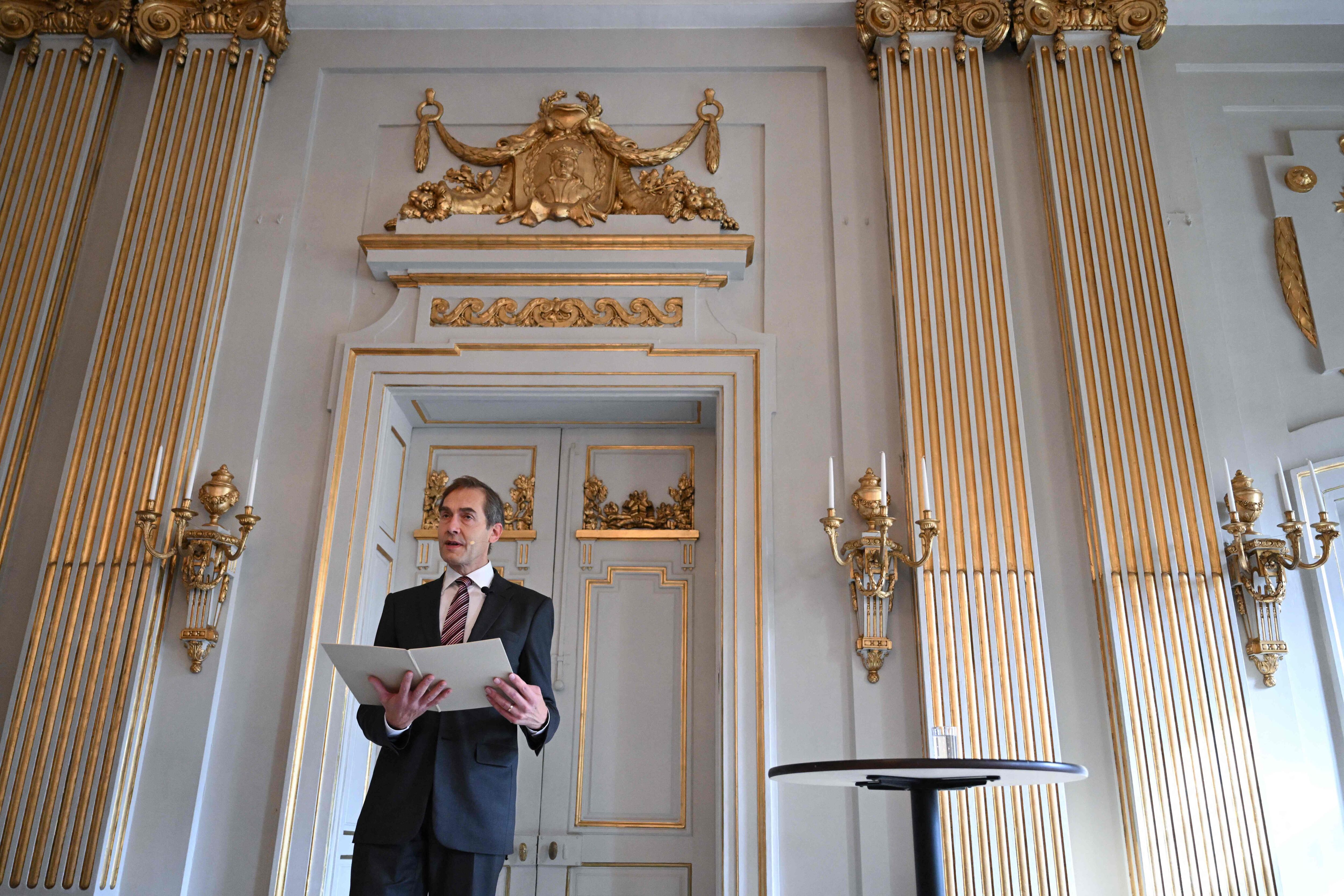 Mats Malm, secretario permanente de la Academia Sueca, habla con los medios de comunicación durante el anuncio de los ganadores del Premio Nobel de Literatura 2023 en la Academia Sueca de Estocolmo el 5 de octubre de 2023.  (Photo by Jonathan NACKSTRAND / AFP)
