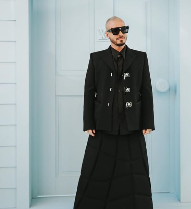 J Balvin lleva traje con falda al desfile de Louis Vuitton en Paris
